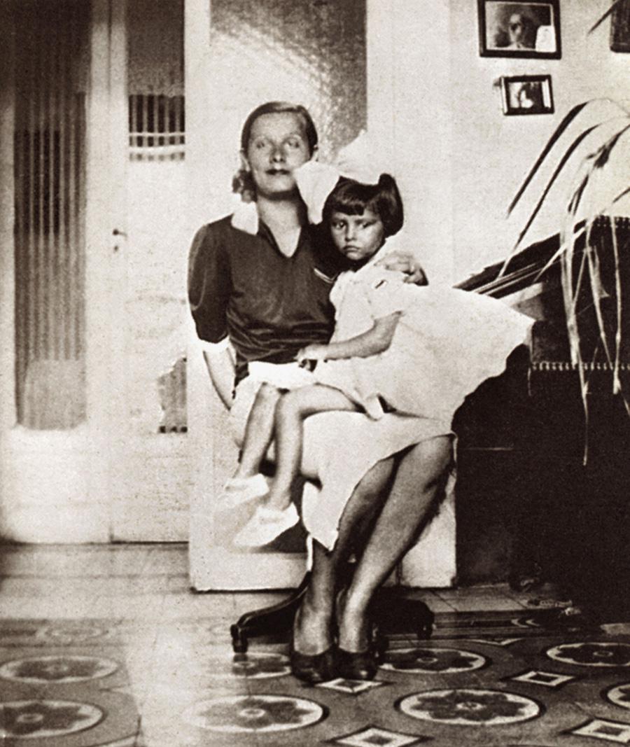 Софи Лорен&nbsp;в детстве с мамой&nbsp;Ромильдой&nbsp;Виллани в городе Поццуоли (Италия), 1937 год