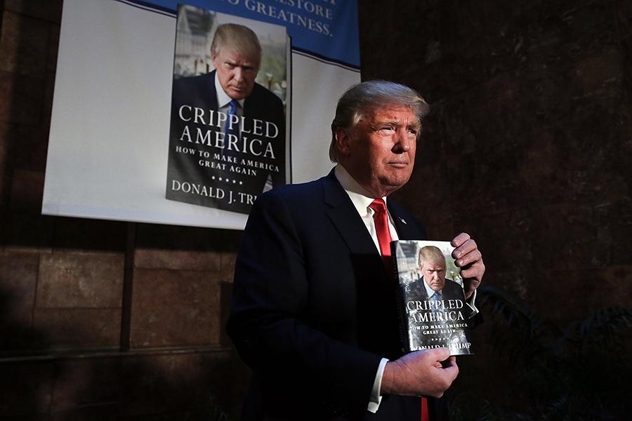 Дональд Трамп&nbsp;со своей&nbsp;книгой &laquo;Изувеченная Америка: Как сделать Америку снова великой&raquo;, 2015 год