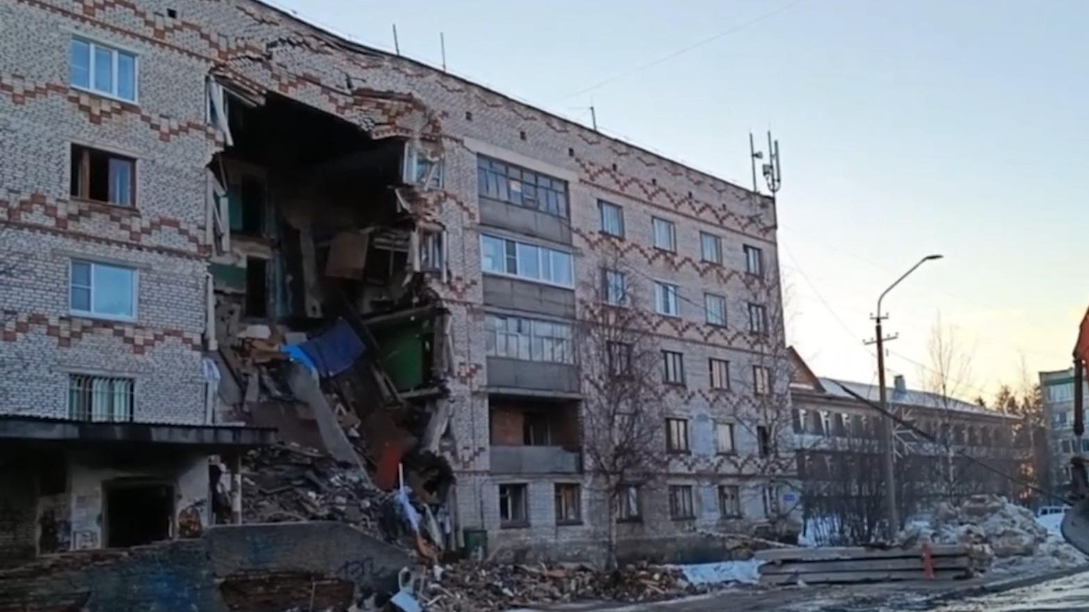 Момент сноса крыши обрушившегося общежития в Коми. Видео