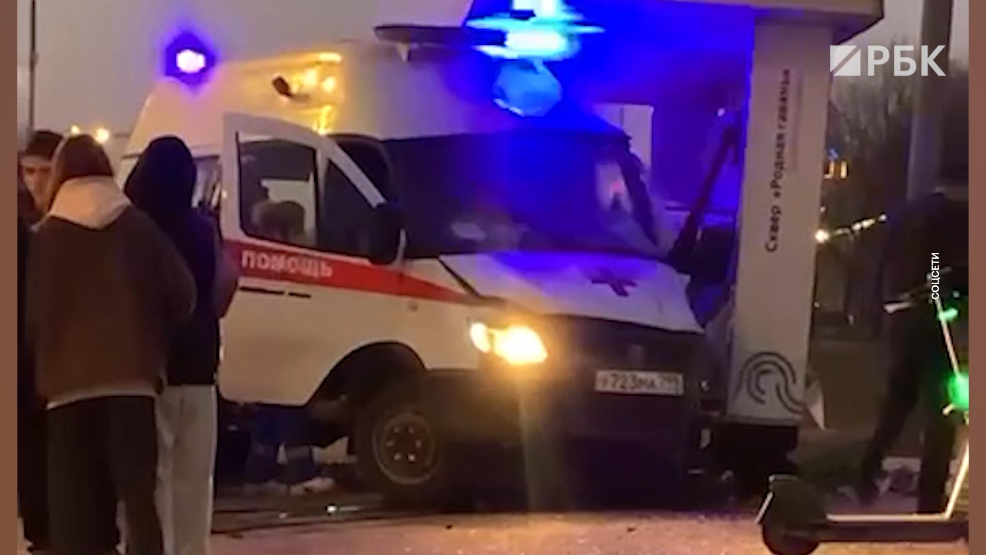 В Москве машина скорой помощи влетела в остановку с людьми в Чертаново