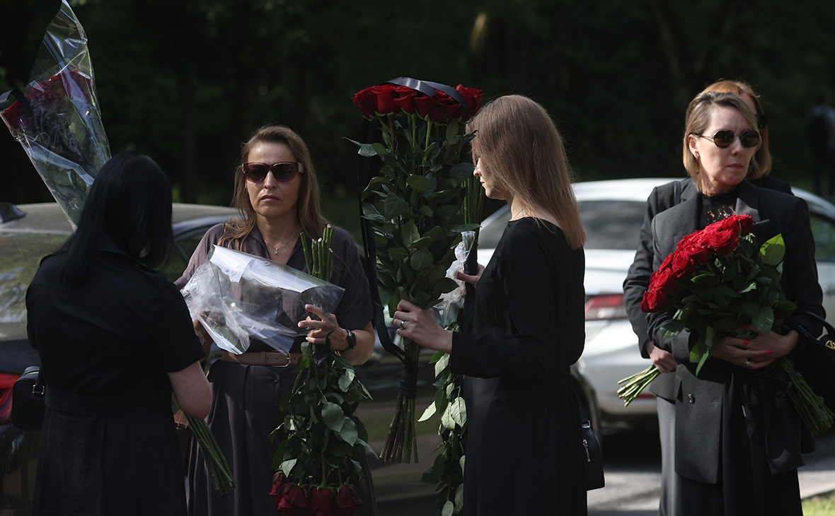 Бывшего министра похоронят в Санкт-Петербурге. «Фонтанка» писала, что хотя Старовойт родился в Курске, он окончил школу в Ленинградской области, а карьеру начал в Санкт-Петербурге. Телеграм-канал Baza писал, что в городе живут брат и отец погибшего.