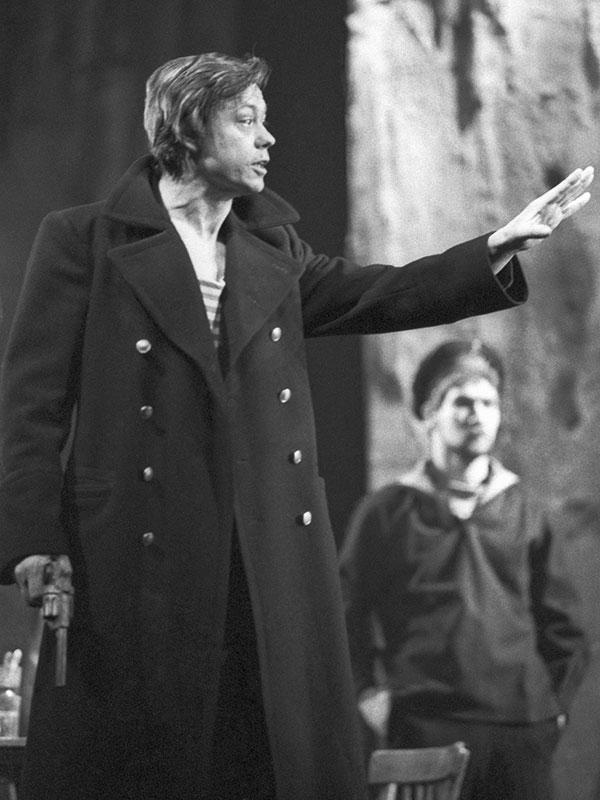 Николай Караченцов в роли Алексея в спектакле &laquo;Ленкома&raquo; &laquo;Оптимистическая трагедия&raquo;, 1985 год