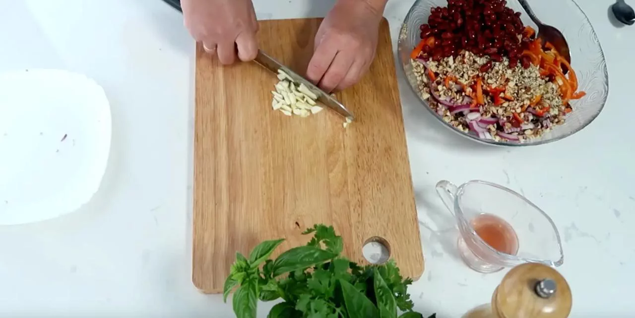 Мелко порубите чеснок