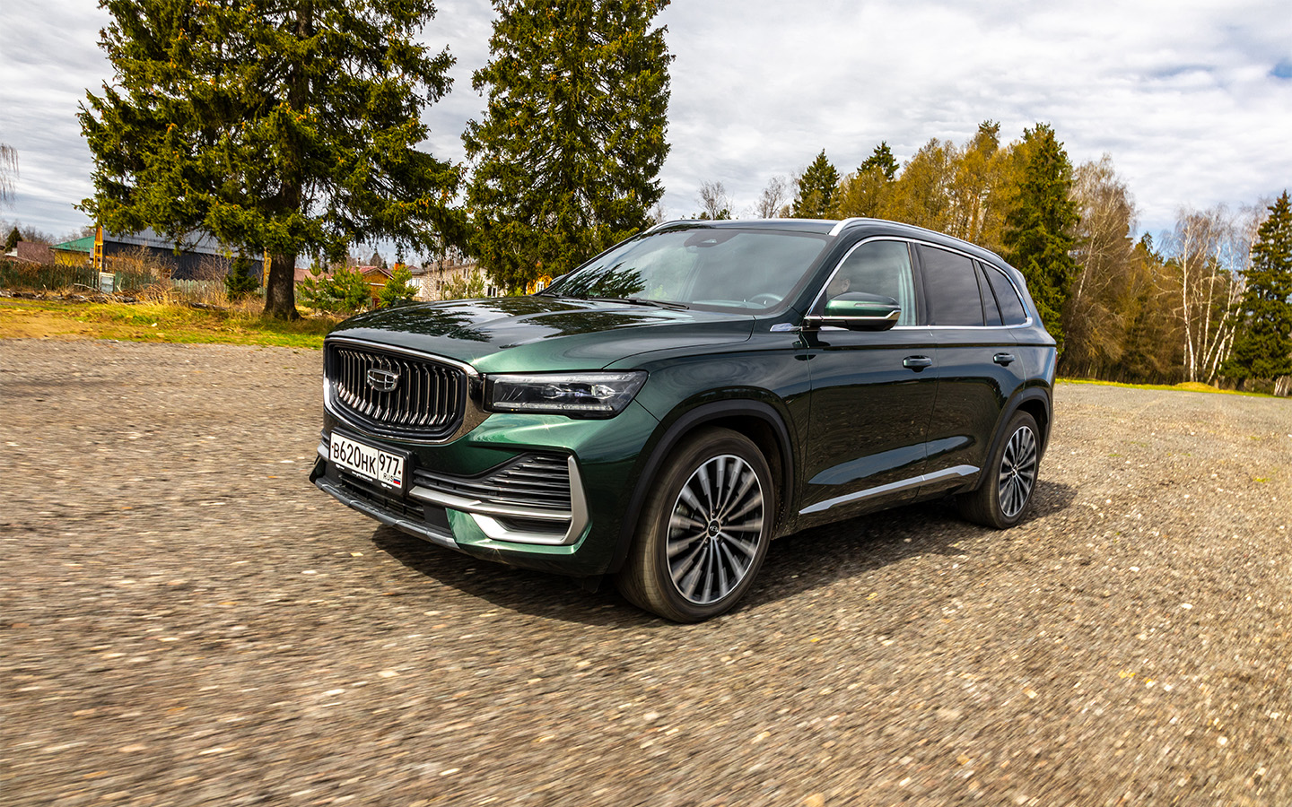 Обновленный&nbsp;Geely Monjaro доступен в пяти цветах: белом, черном, сером, серебристом и зеленом. Все &mdash; &laquo;металлик&raquo;