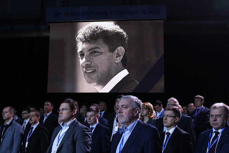 Участники Красноярского экономического форума почтили память Бориса Немцова минутой молчания.