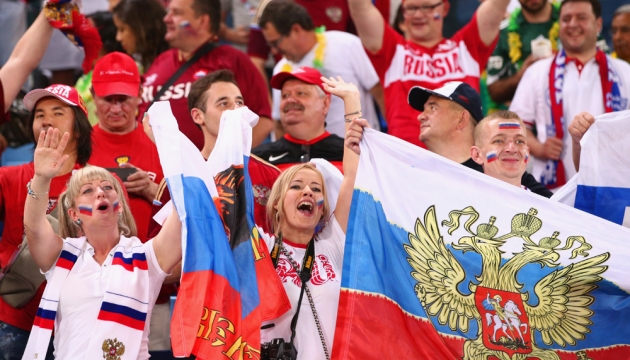 Российские фанаты поддерживают нашу сборную на стадионе "Арена Пантанал" во время матча в группе H Россия - Южная Корея.17 июня, Куяба, Бразилия.