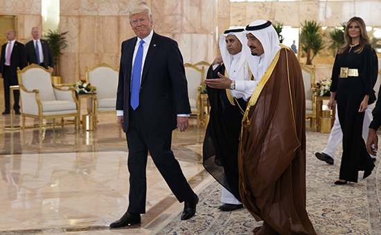 Дональд Трамп во время визита в Саудовскую Аравию


