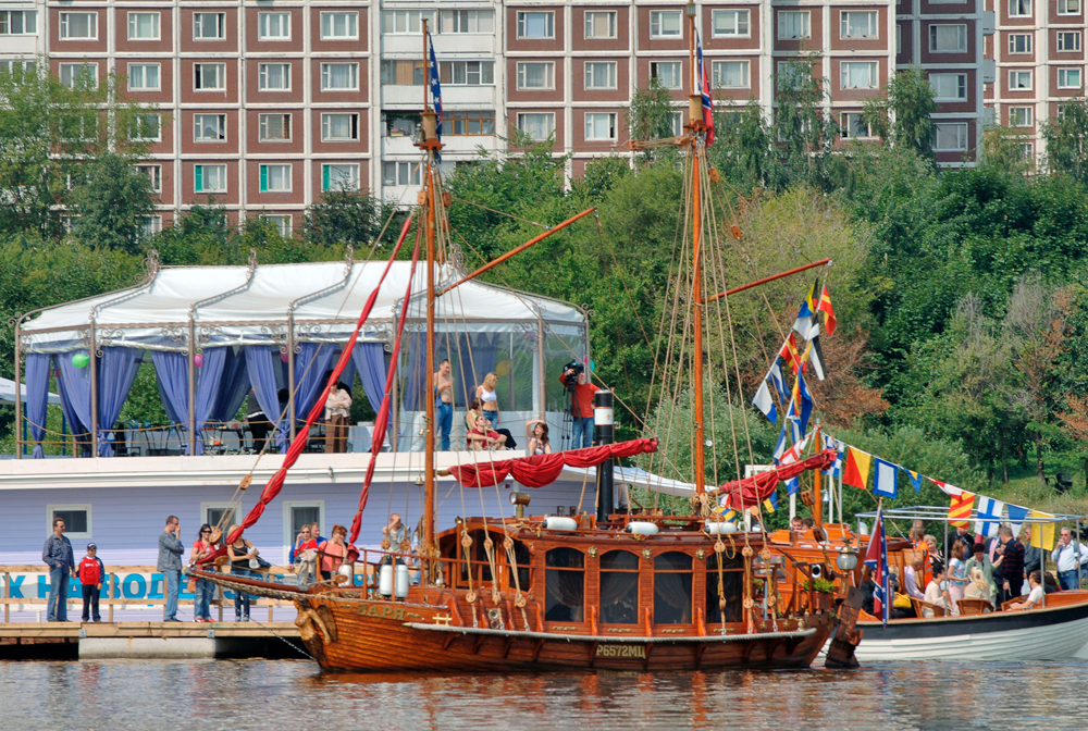 Яхтенный порт &laquo;Строгино&raquo; на берегу Москвы-реки