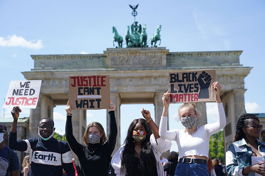 Акция в Берлине прошла 31 мая. Несколько сотен демонстрантов собрались возле посольства США
