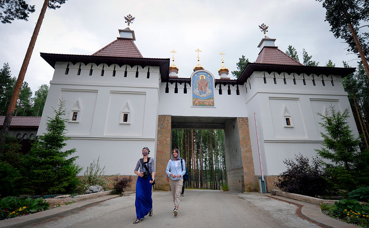 Прихожане на территории Среднеуральского женского монастыря