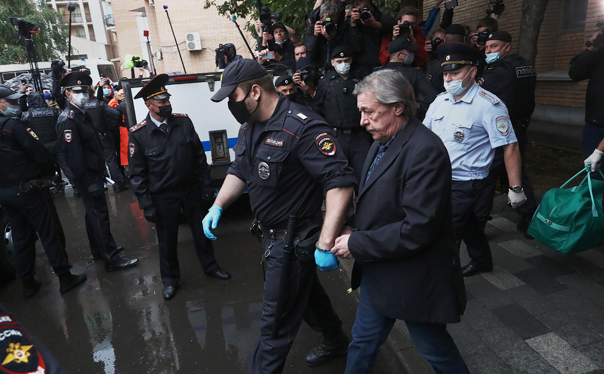 Михаил Ефремов в сопровождении конвоя направляется в полицейский автозак у здания Пресненского суда после оглашения приговора