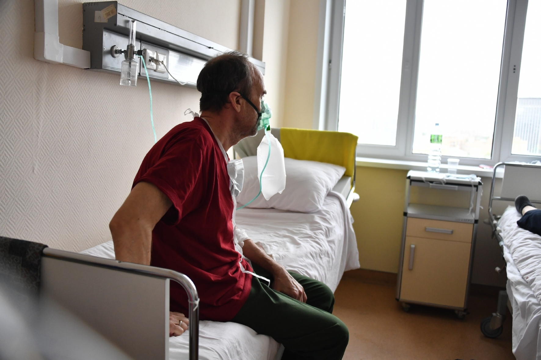 Заболевшие коронавирусов в ростовской области. Мариинская больница ковид. Больной человек в больнице.