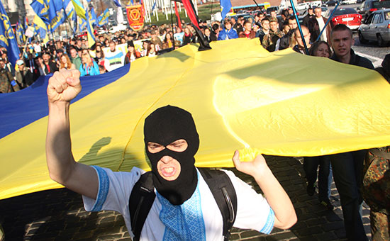 Участник марша сторонников партии "Свобода" и Украинской повстанческой армии на площади Независимости.