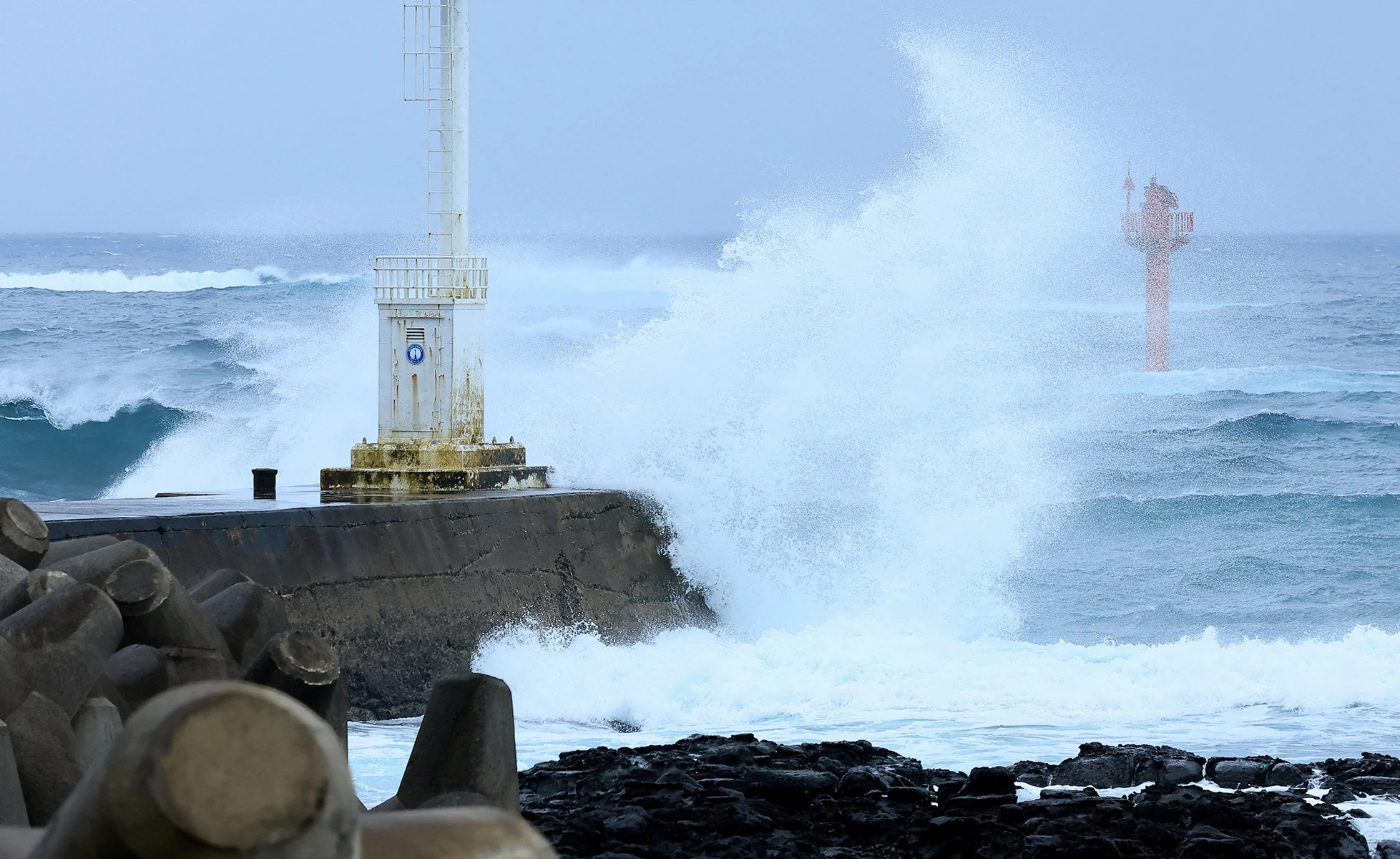 <p>Сильнейший ветер поднял огромные приливные волны на южных островах Японии</p>