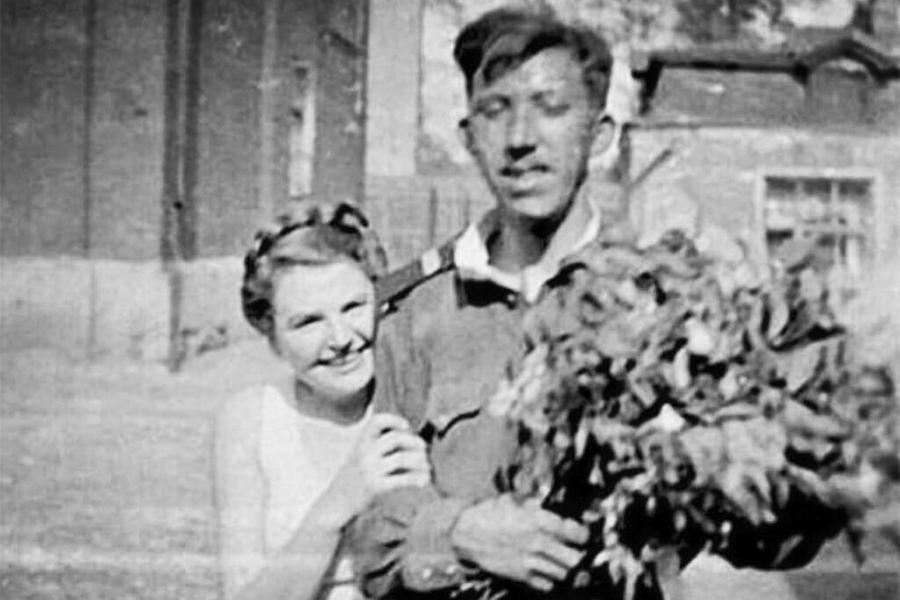 Юрий Никулин с матерью после возвращения с фронта
