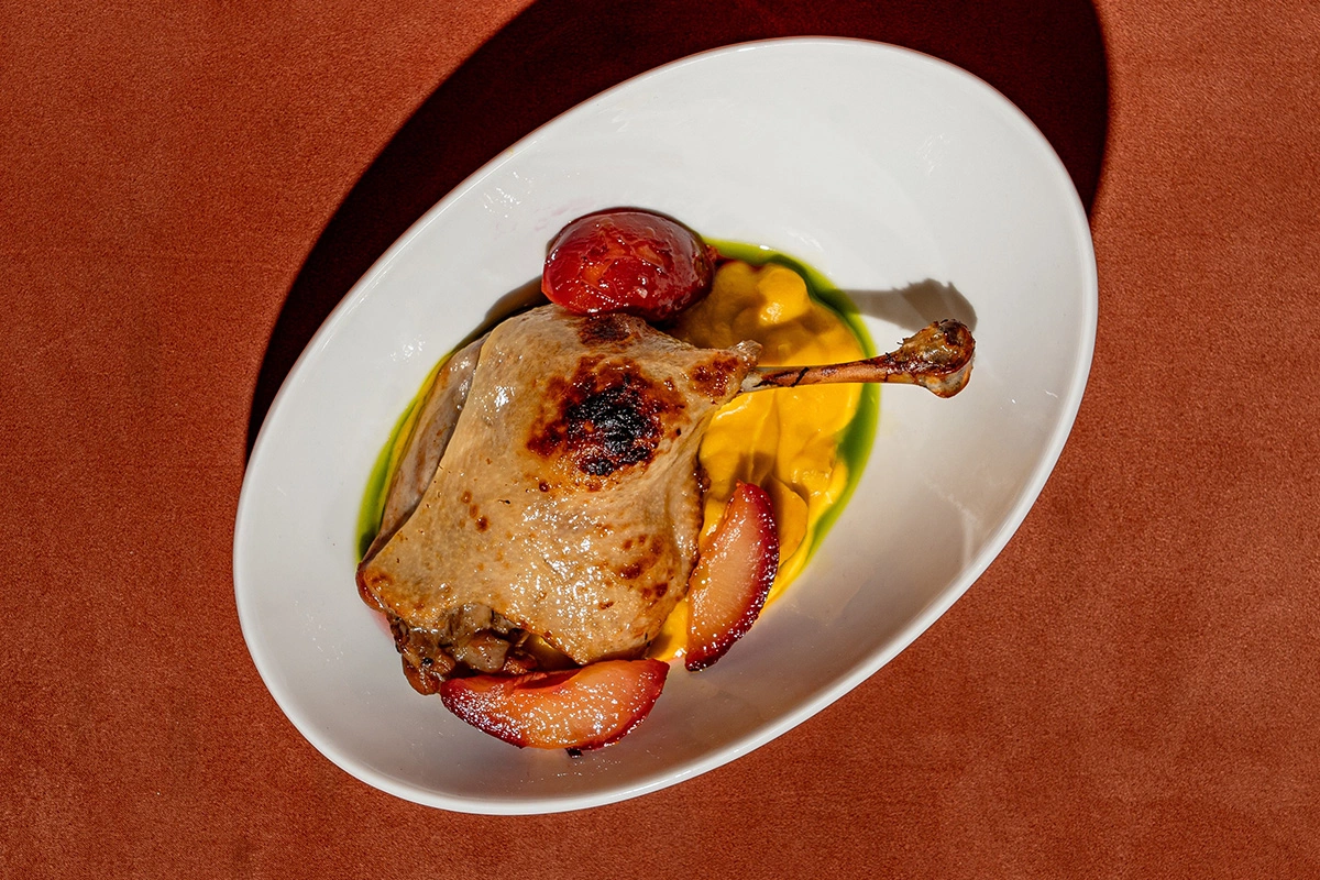 Утиная ножка с тыквенным пюре и запеченной сливой