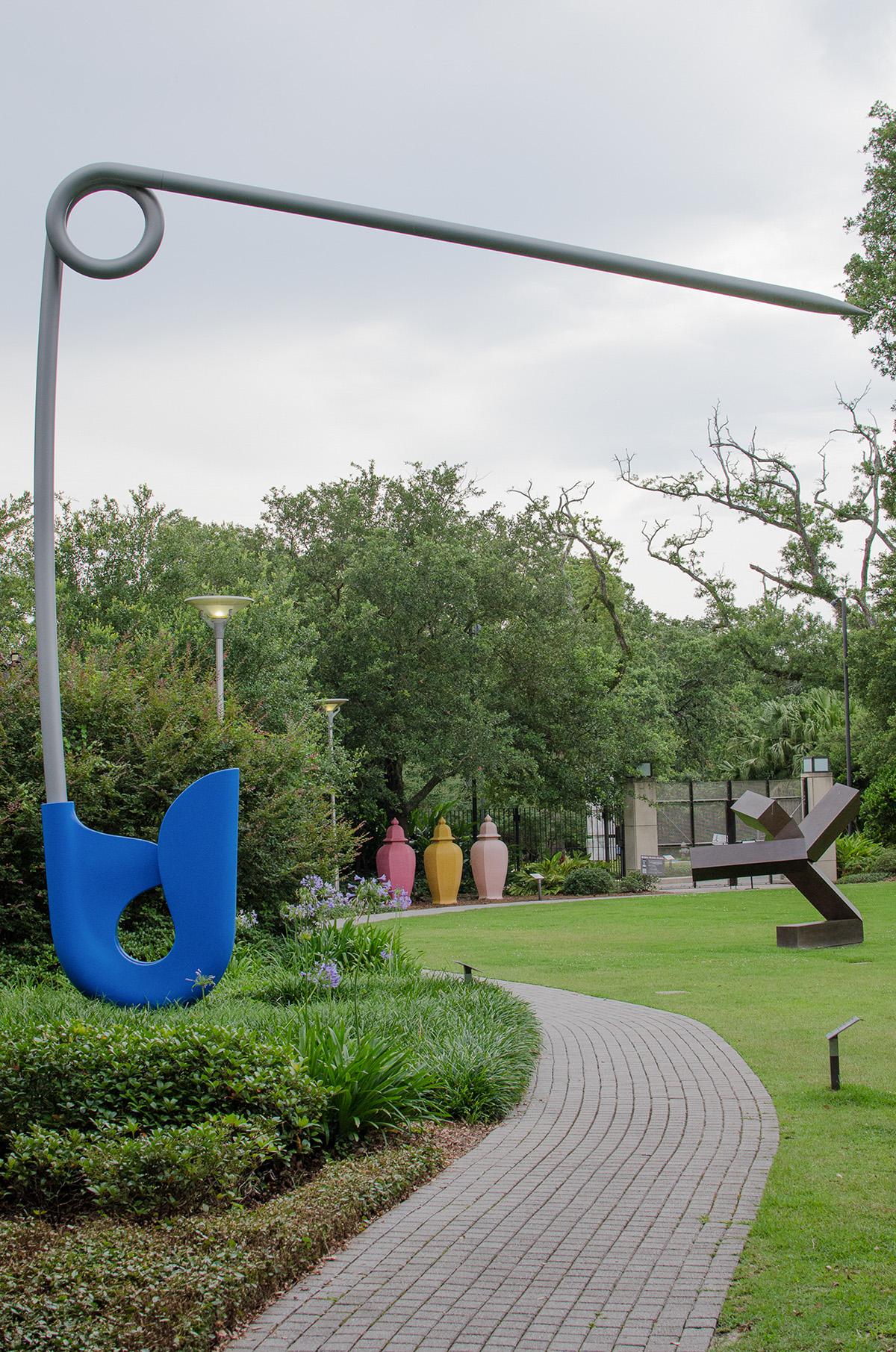 Скульптура в форме английской булавки в Новом Орлеане, Луизиана, США