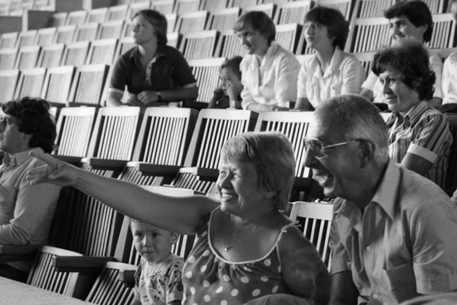 Композиторы Александра Пахмутова и Микаэл Таривердиев на VIII Международном молодежном фестивале политической песни «Красная гвоздика», Сочи, 14 июля 1981 года