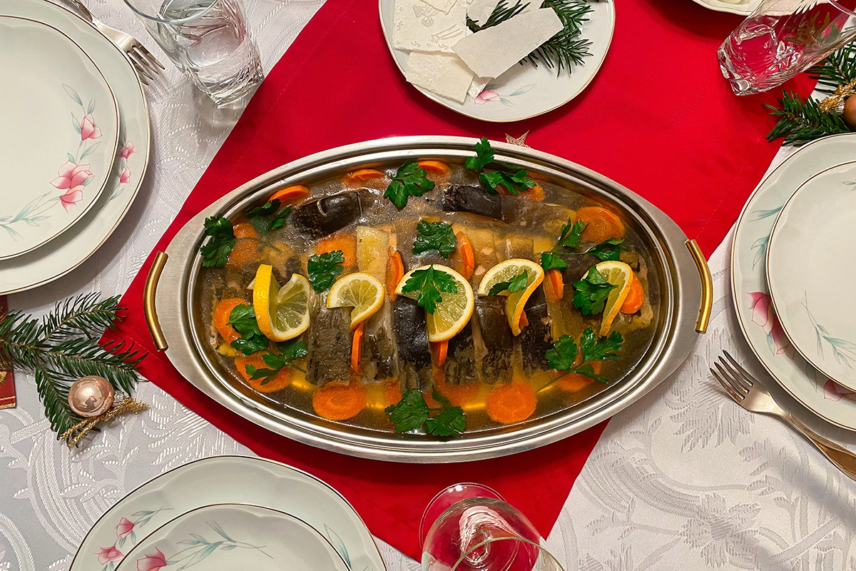 От «стрихнина» из фильма до высокой кухни: эволюция заливного из рыбы