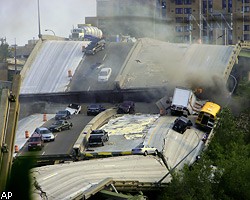 В США в час пик обрушился автомобильный мост: 9 погибших (Видео)