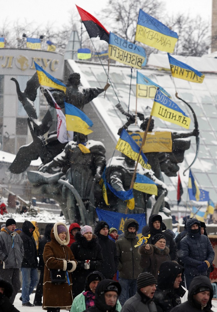 Войска вытесняют протестующих с Майдана
