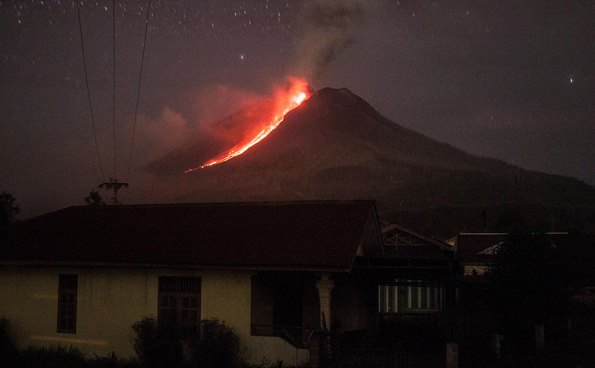 Вулкан Синабунг на острове Суматра
