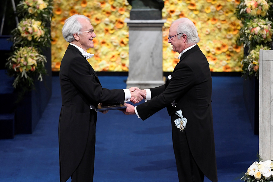 Еще один лауреат премии по физике &mdash; француз Жерар Муру. Он удостоился награды за метод генерации высокоинтенсивных ультракоротких оптических импульсов
