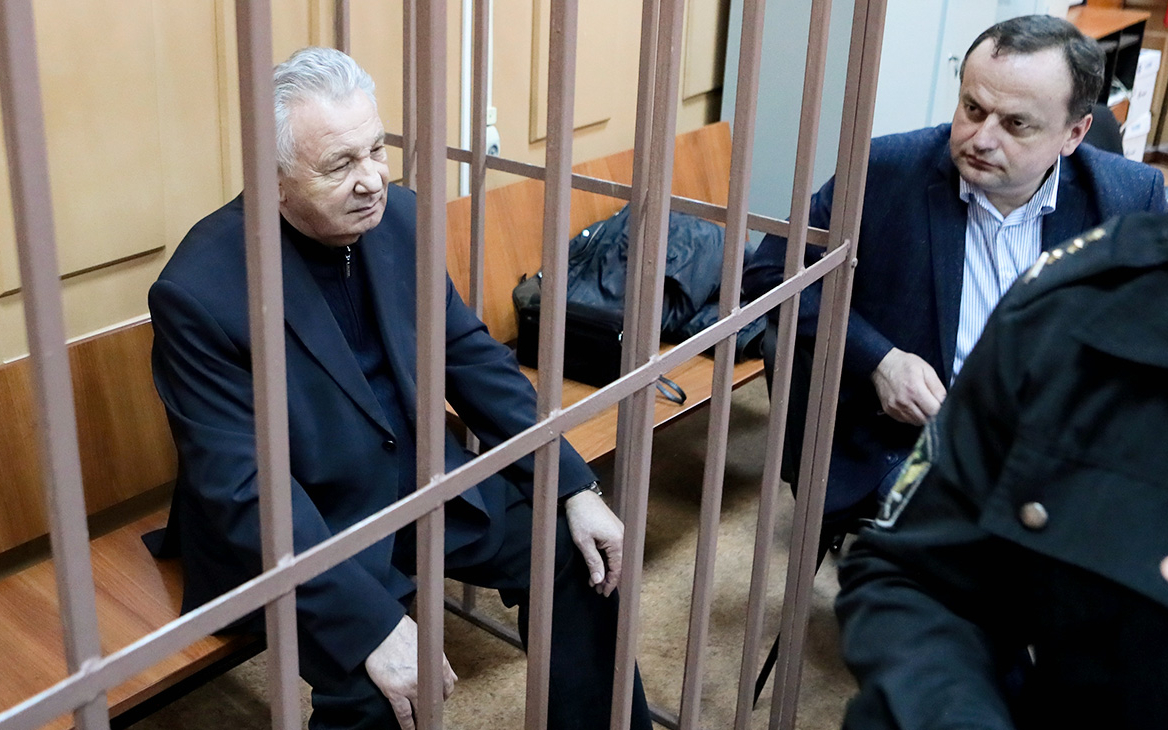 Суд отправил под домашний арест экс-полпреда Ишаева
