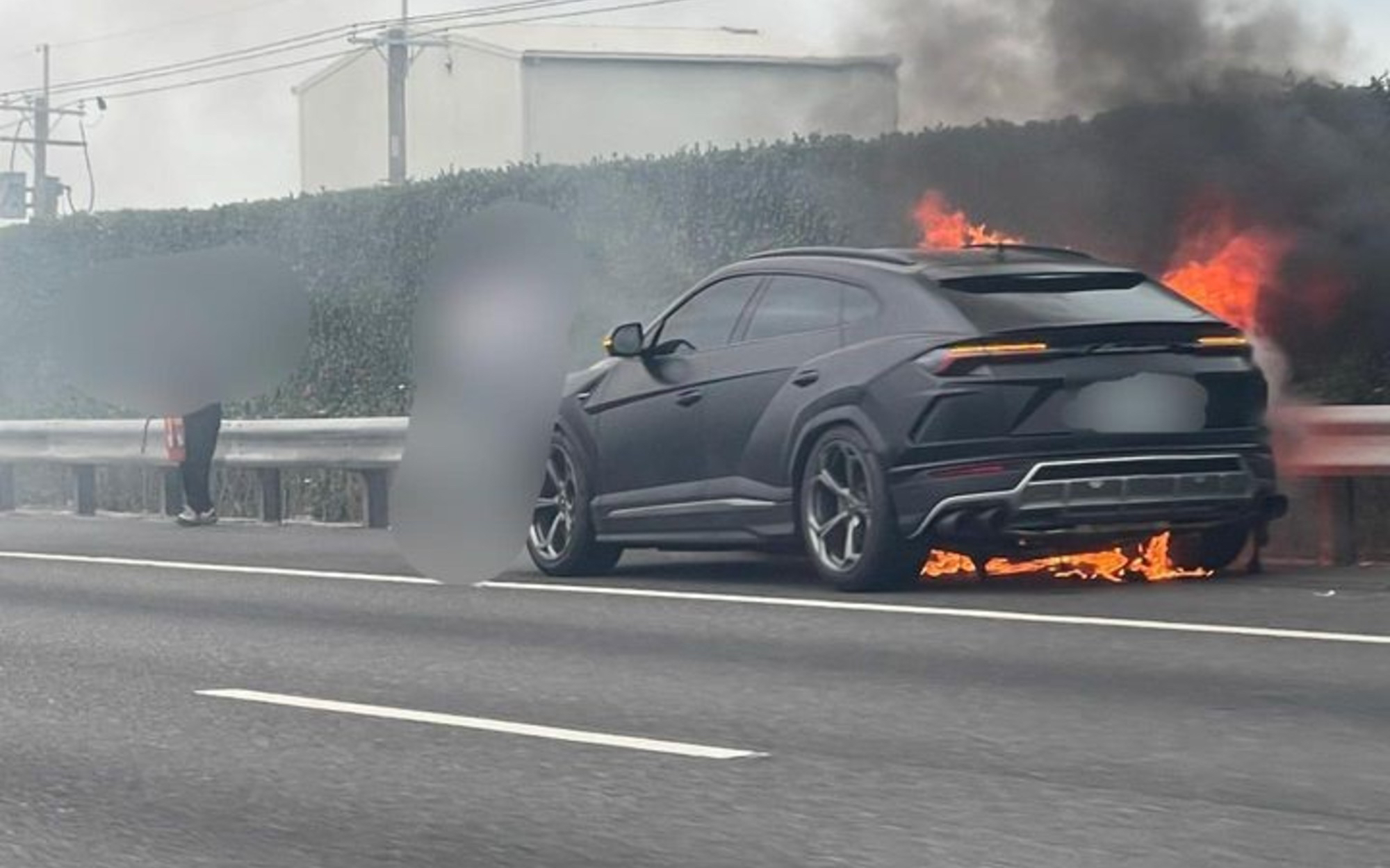 Lamborghini Urus за 26,5 млн загорелся прямо на дороге. Видео