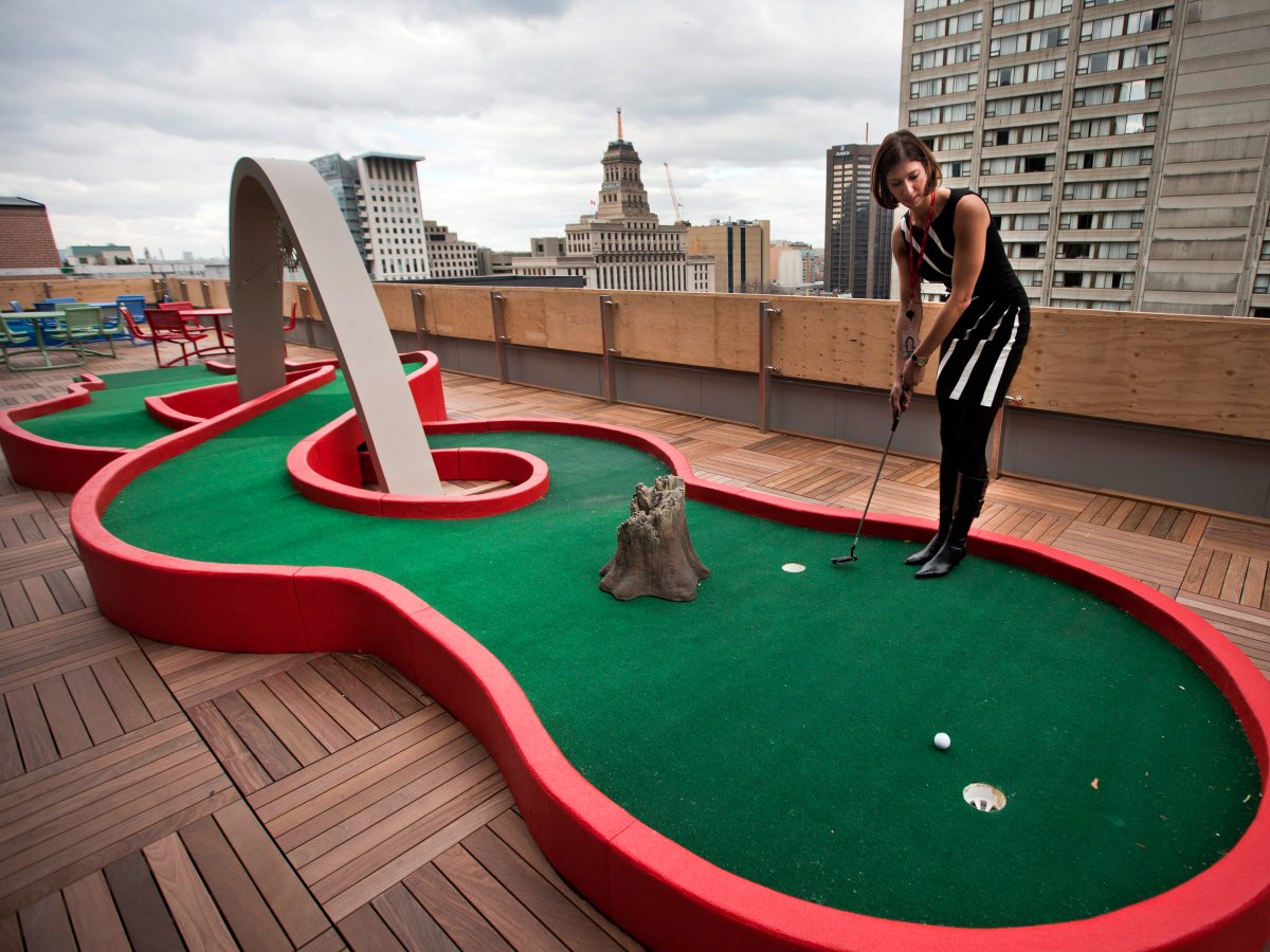 Сотрудники Google в Торонто могут сыграть в мини-гольф на крыше