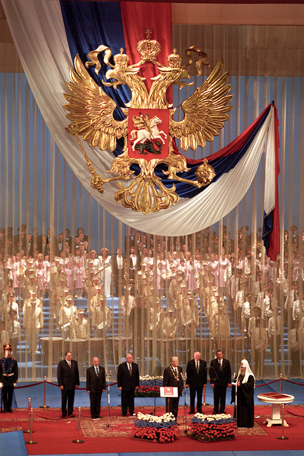В 1996 году в церемонию инаугурации Ельцина включили торжественный вынос государственного флага и президентского штандарта, вручение президенту удостоверения главой ЦИК. Присягу Ельцин давал на Конституции 1993 года, положив на нее руку.