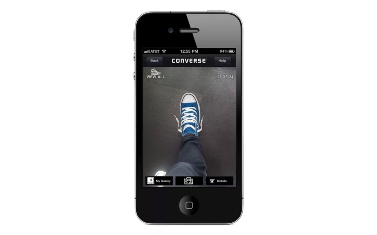 Converse предлагает примерить обувь, точнее увидеть, как она будет смотреться на ноге. Для этого нужно навести камеру на ступни