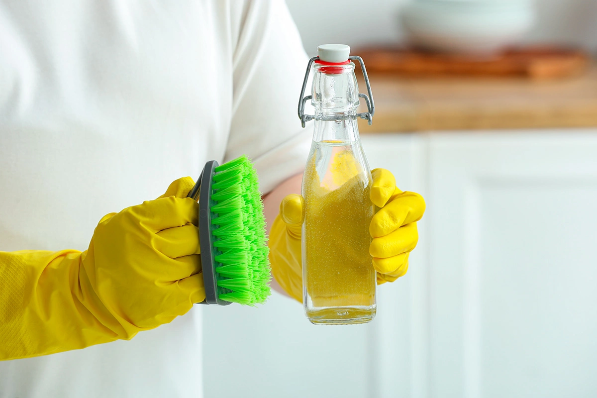 Теплый раствор белого уксуса поможет удалить загрязнения с керамики