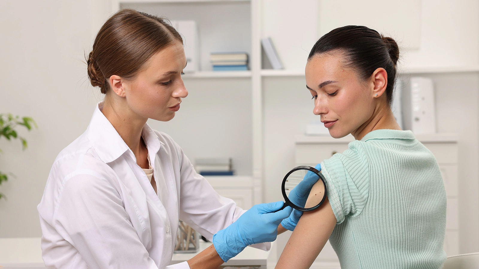 Главный онколог Минздрава перечислил первые признаки рака кожи. Это важно