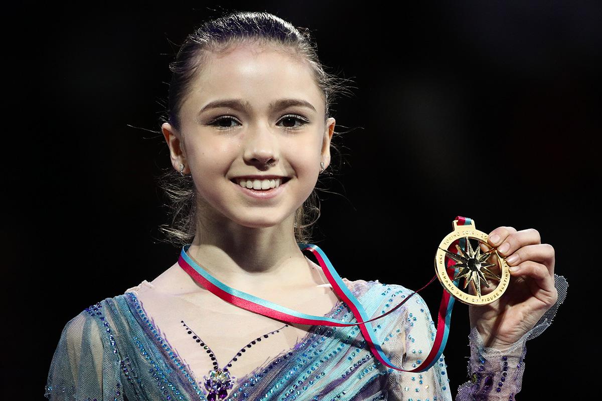 Камила Валиева, завоевавшая золотую медаль, во время церемонии награждения призеров соревнований среди юниоров на финале Гран-при по фигурному катанию в ледовом дворце «Палавела», 6 декабря 2019 года