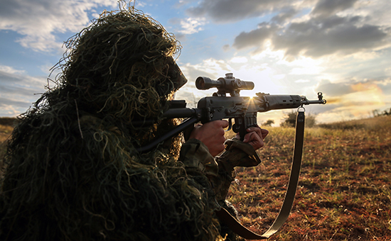 Солдат армии России во время комплексных тактических учений


