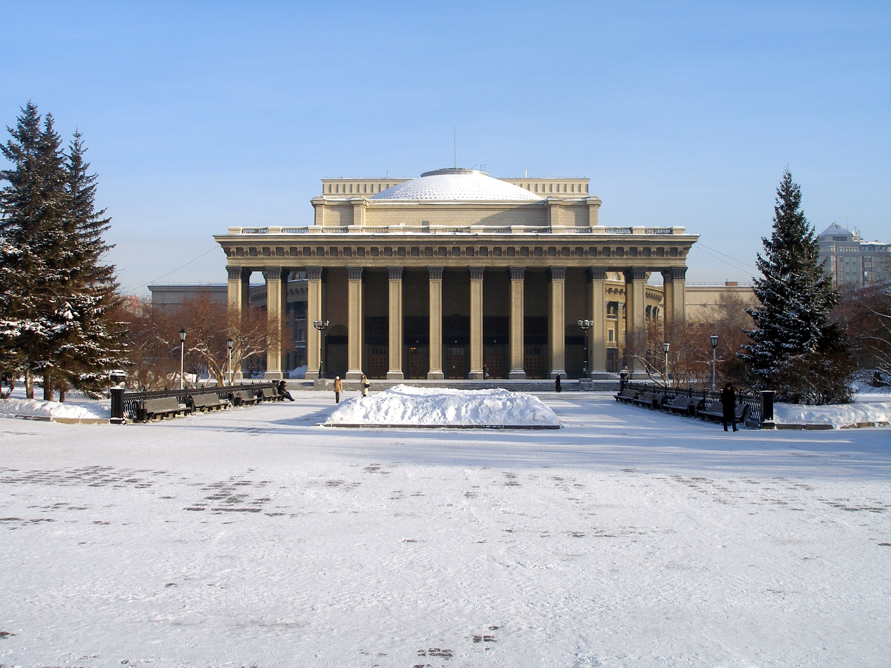 Чистка снега на Театральной площади была запланирована мэрией Новосибирска еще в начале декабря.