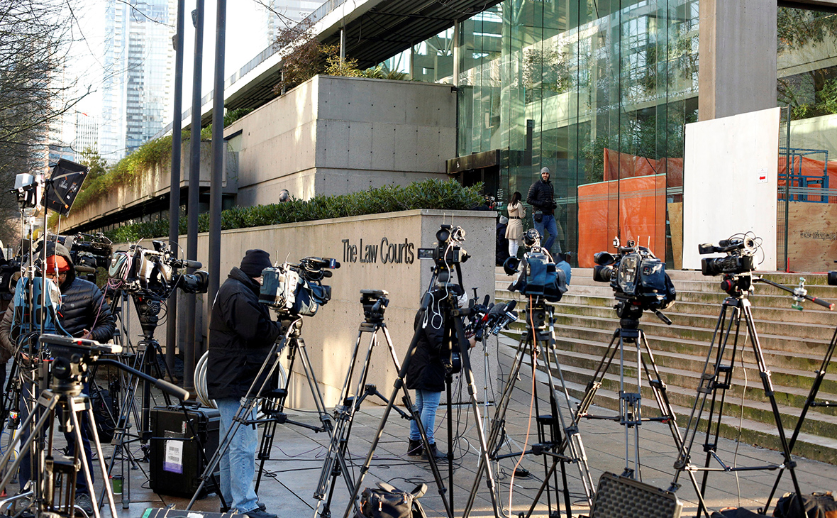 Журналисты перед зданием суда&nbsp;в Ванкувере