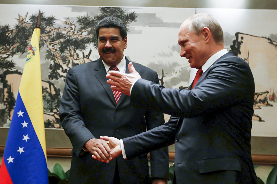 Николас Мадуро (слева) и президент России Владимир Путин