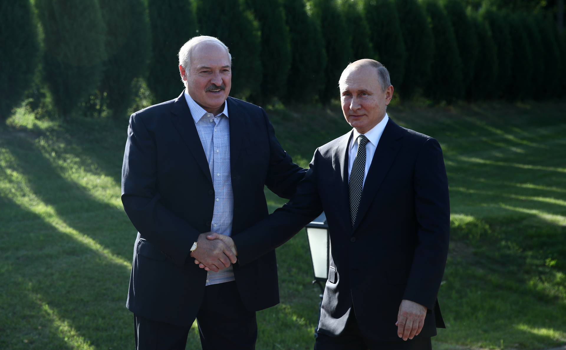 Александр Лукашенко (слева) и Владимир Путин (справа)