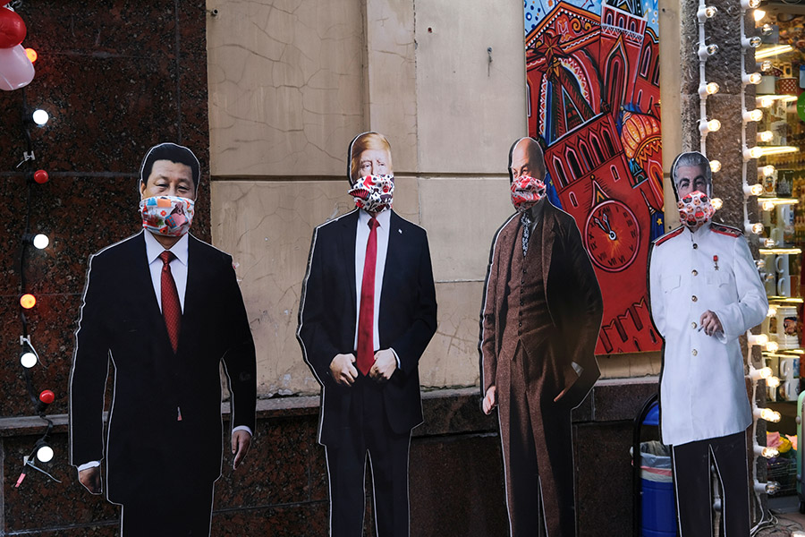 Слева направо: картонные фигуры лидера КНР Си Цзиньпина, президента США Дональда Трампа, советских лидеров Владимира Ленина и Иосифа Сталина. Москва, 23 марта 2020 года