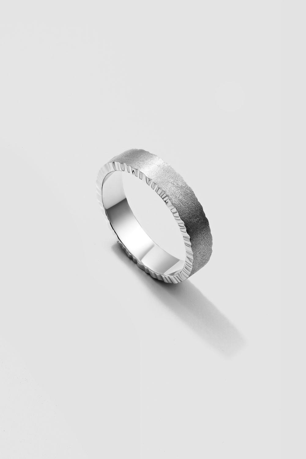 Обручальное кольцо с волнистой гранью, белое золото, Avgvst, 62 050 руб.