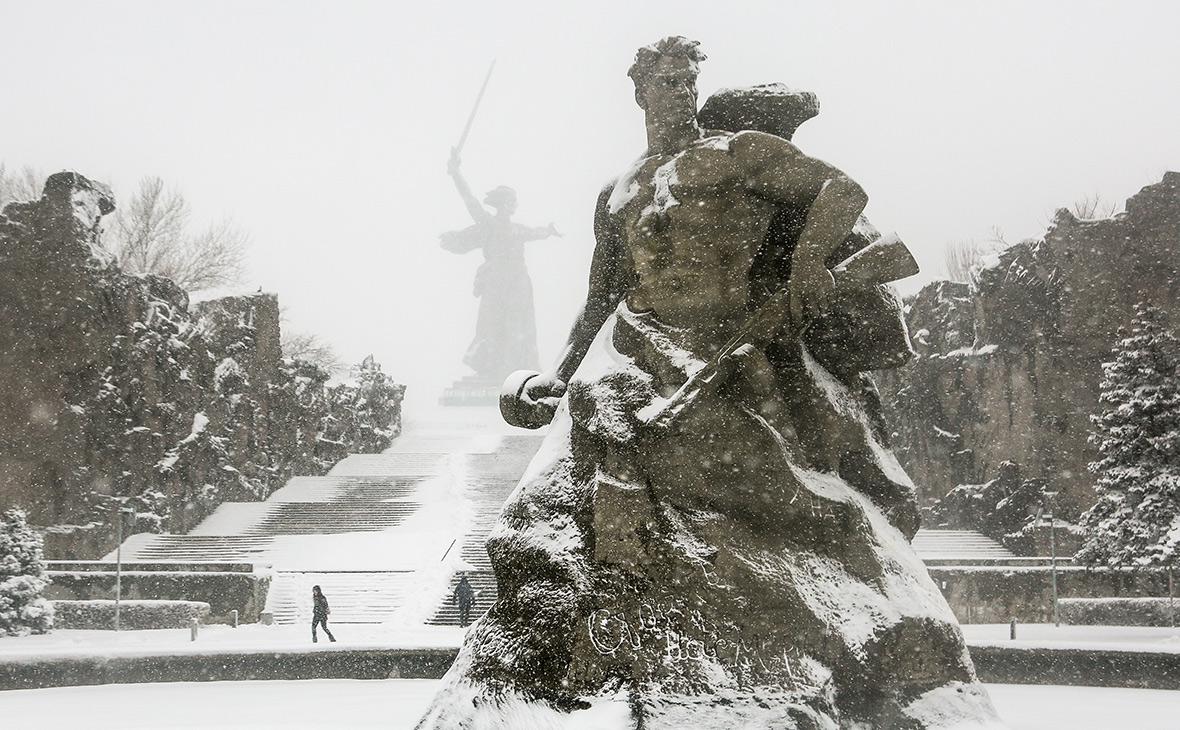 Вид на памятник-ансамбль «Героям Сталинградской битвы» в Волгограде
