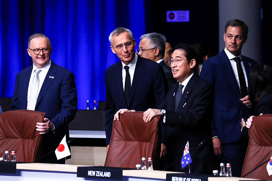 На первом плане слева направо: премьер-министр Австралии Энтони Альбанезе, генсек НАТО Йенс Столтенберг и премьер-министр Японии Фумио Кисида