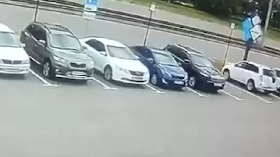 В Барнауле припаркованный внедорожник провалился в яму с кипятком. Видео