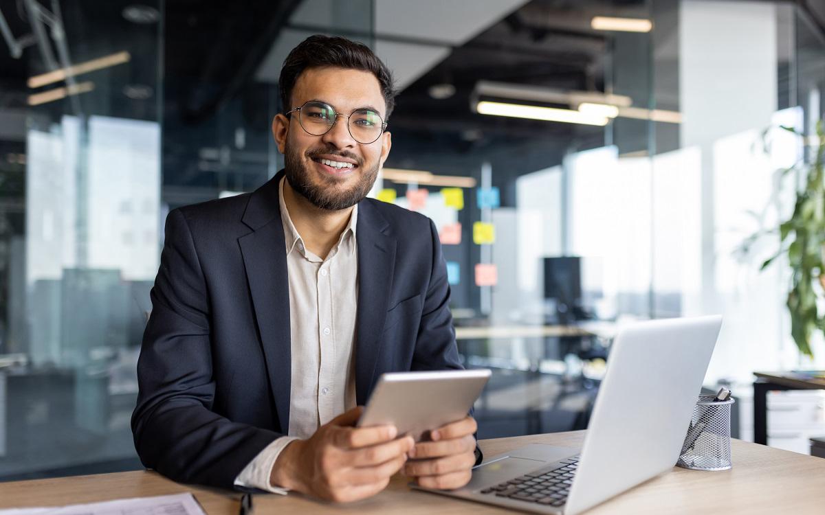 Согласно закону №115-ФЗ, банки обязаны отслеживать подозрительные операции своих клиентов и при обнаружении приостанавливать транзакцию или полностью блокировать счет