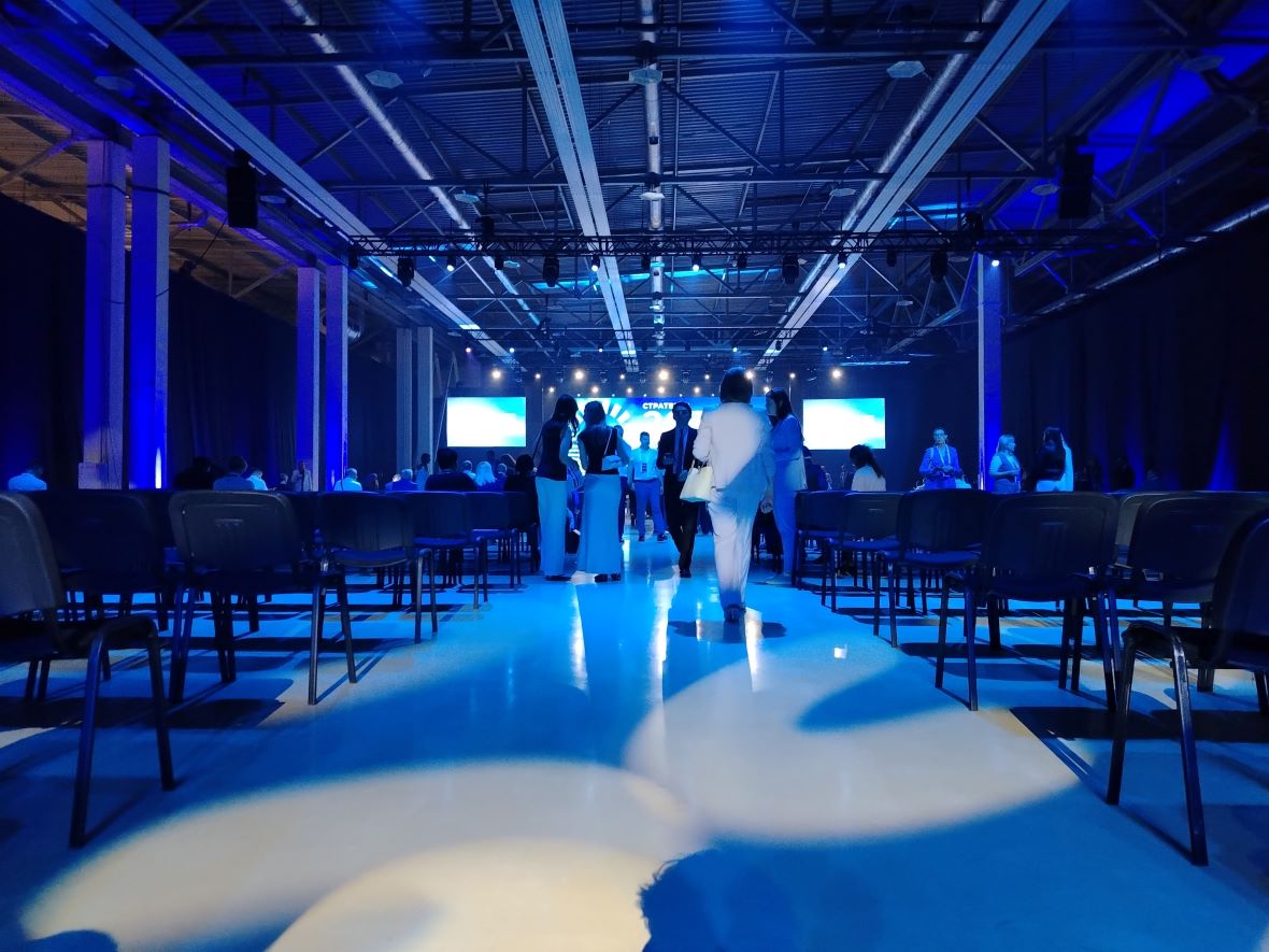 Так сразу и не сказать, что в считаные минуты в этом проходе будет невозможно протолкнуться&nbsp;&mdash; в участии на форуме&nbsp;заявилось более 1 тыс. человек из всех муниципалитетов Ростовской области. От глав районов, до министров всех отраслей.