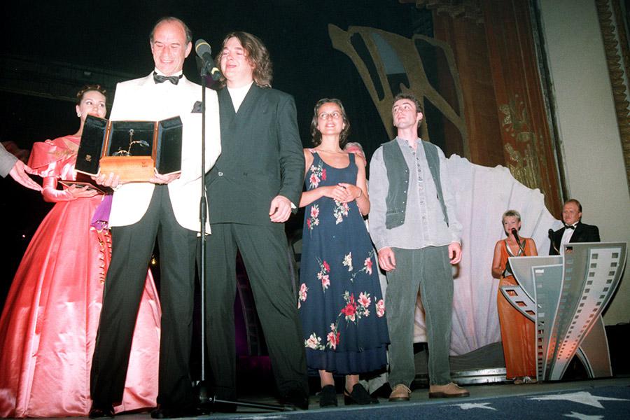 Константин Эрнст во время получения приза за фильм «Блокпост» на фестивале «Кинотавр», 1999 год