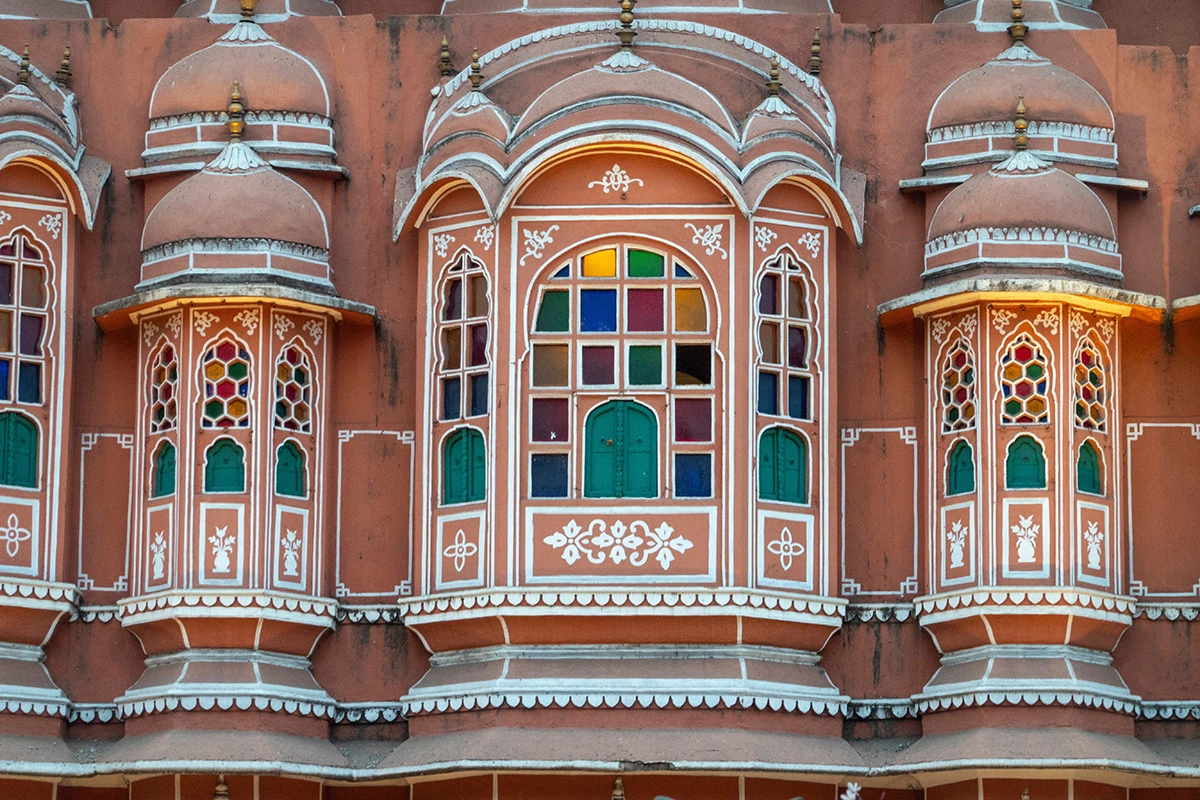 Окна, похожие на соты, создают систему охлаждения, которая поддерживает дворец хорошо проветриваемым и прохладным даже жарким летом