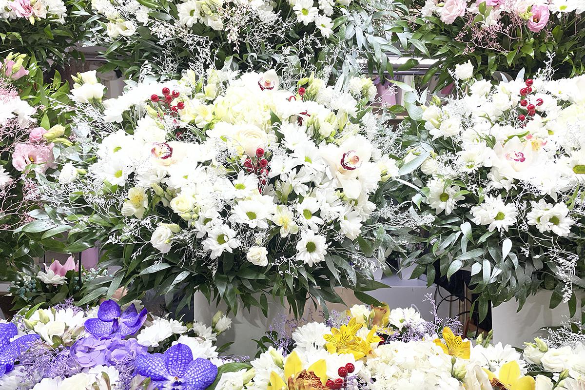 Продажа цветов на Рижском рынке в Москве в преддверии Международного женского дня, 06 марта